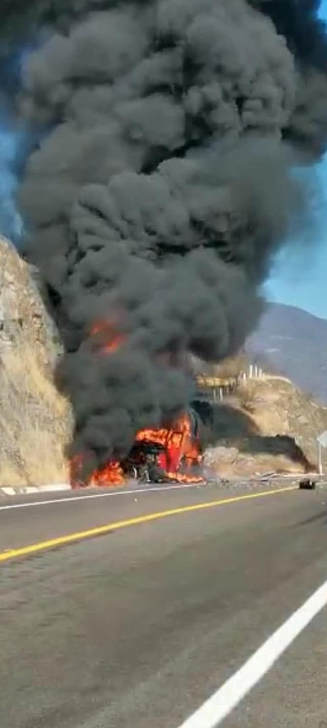 Arde tráiler en la Siglo 21 tras chocar por esquivar auto que rebasó mal (+Video)