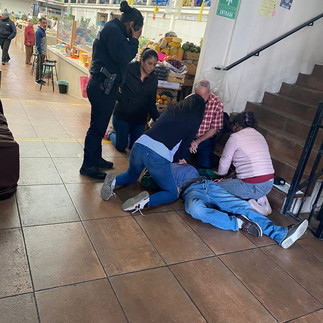 Reviven a adulto mayor sin signos vitales en Mercado Santo Niño