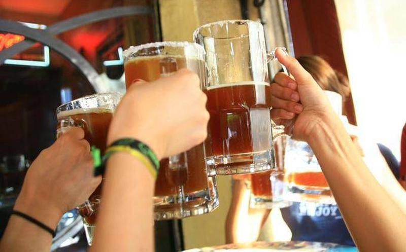 No beber alcohol por 42 días, requisito para que vacuna contra el COVID-19 surta efectos