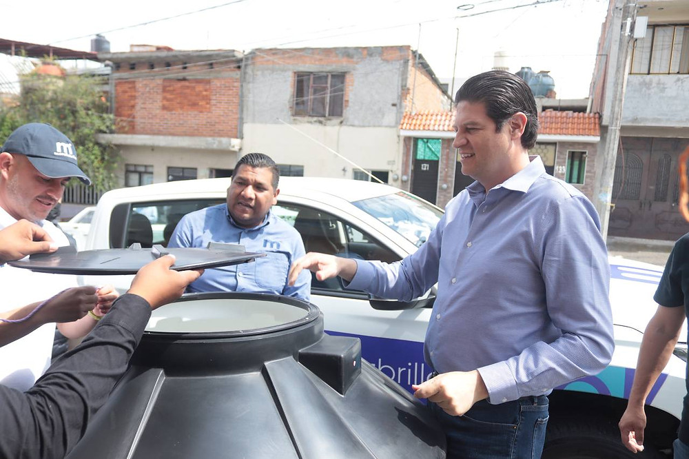 Alfonso Martínez realiza entrega de tinacos del programa "Que brille nuestro hogar"
