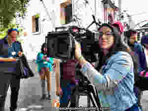 Jóvenes fascinados con el taller de cámara que ofreció hoy el Festival de Cine de Morelia