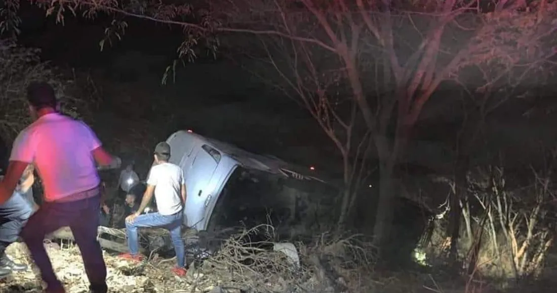 Camión con turistas cae a barranco en Nayarit; hay al menos 18 muertos y 33 heridos