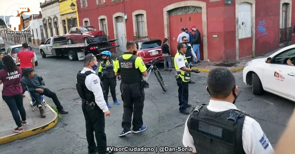 #Morelia: Por no respetar el uno a uno, dos autos protagonizan choque en calles del Centro