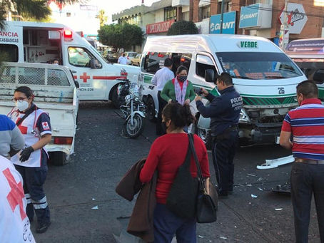Al menos 10 lesionados leves, al ser impactada una combi y una motocicleta, por una camioneta