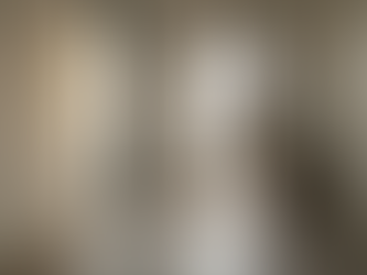 Un uomo con le buste della spesa entra attraverso le porte scorrevoli automatiche