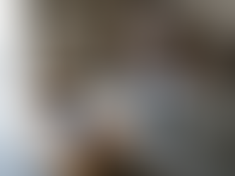 Un uomo prepara lo spazio di lavoro per montare il garage.