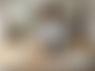 Una donna osserva attentamente le porte interne del soggiorno, valutando quale stile si adatti meglio all’ambiente moderno della sua casa.