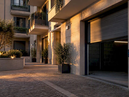 Facciata del condominio con ingresso al garage