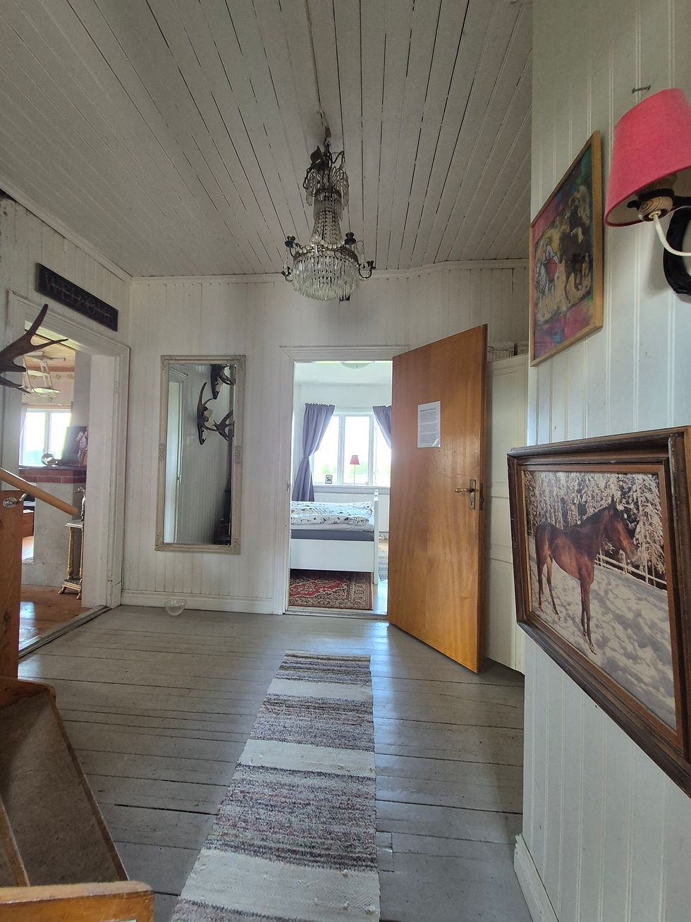 den välkomnande entrén i stora huset hos oss!