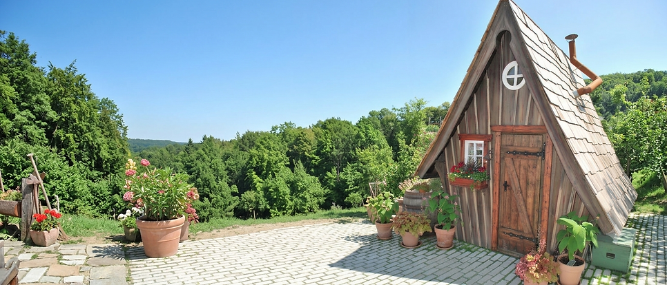 Hexenhaus im Garten von außen