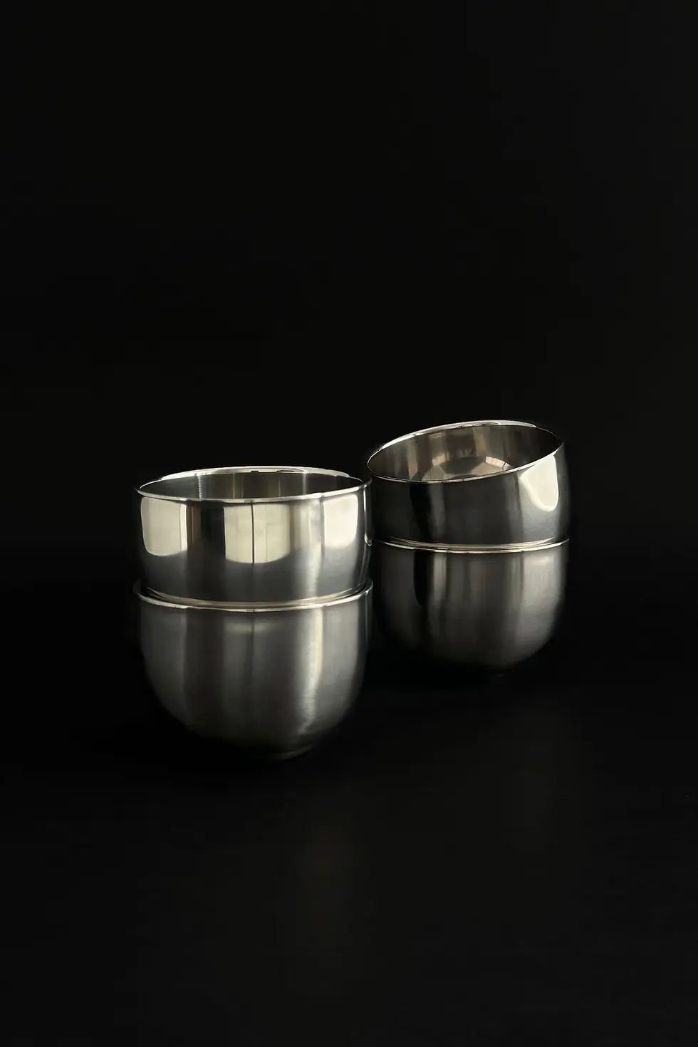 Double-walled stainless steel cup with reflective finish