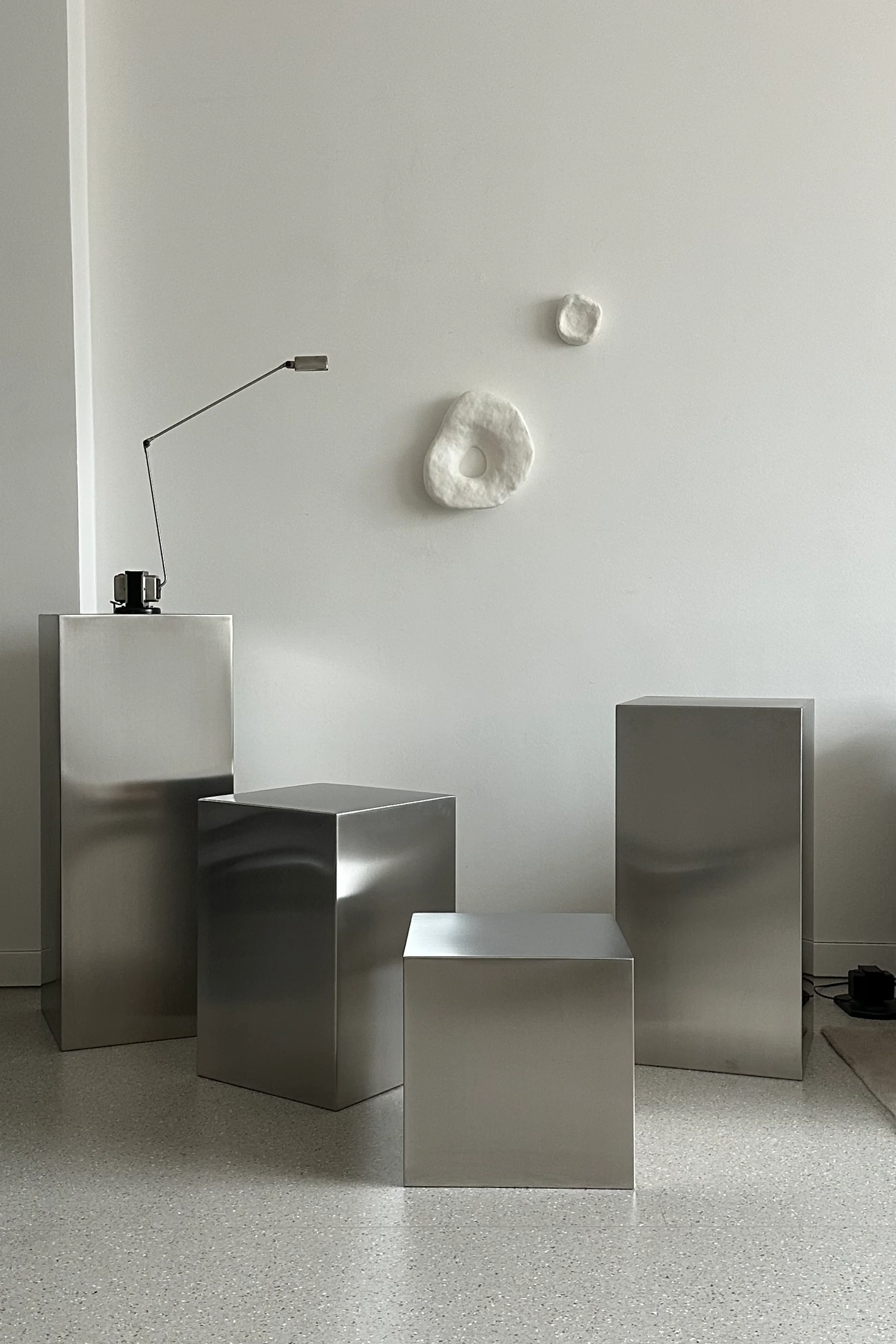 stainless-steel-cube-table-domenech-concept-6.webp