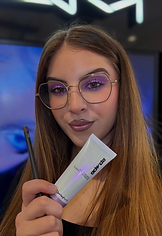 makeup artist professionnelle, travaillant avec MAC Cosmetics
