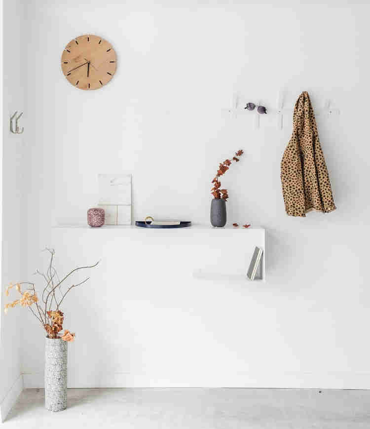 קונסולה מינימליסטית ממתכת לכניסה לבית