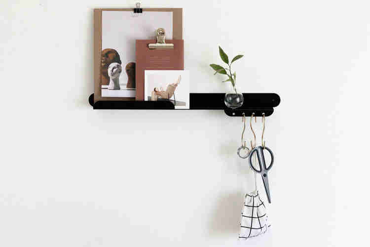  מדף ברזל מעוצב לעיצוב כניסה לבית משולב עם מתלים