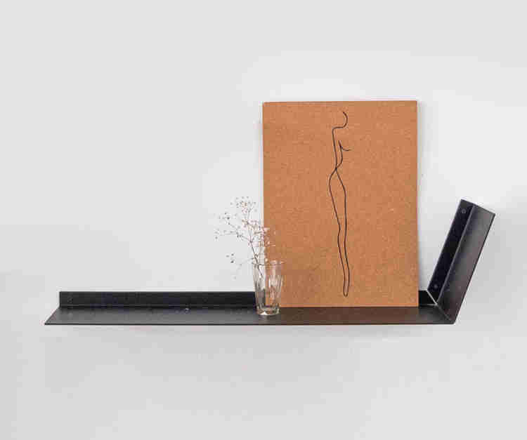 מדף מעוצב לחדר השינה