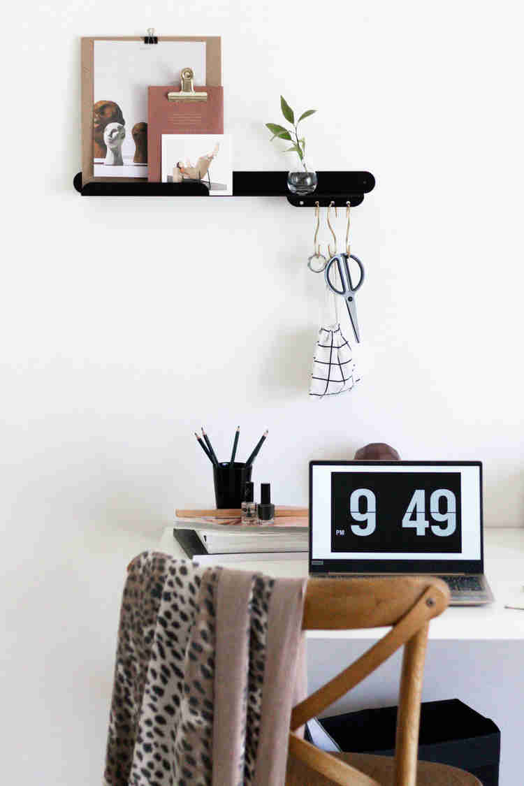 מדף מינימליסטי עם מתלים לפינת העבודה