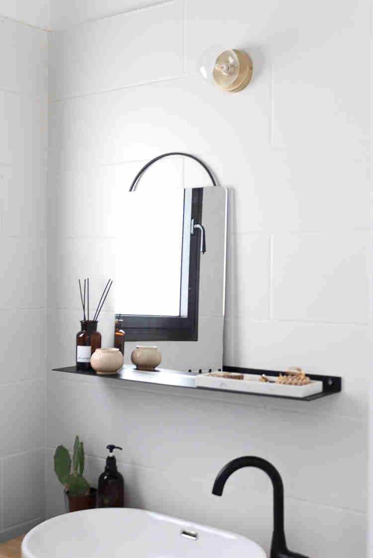 מדף מינימליסטי מעוצב לחדר הרחצה