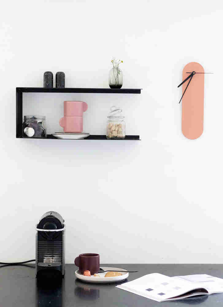 מדף מינימלימסטי ממתכת למטבח