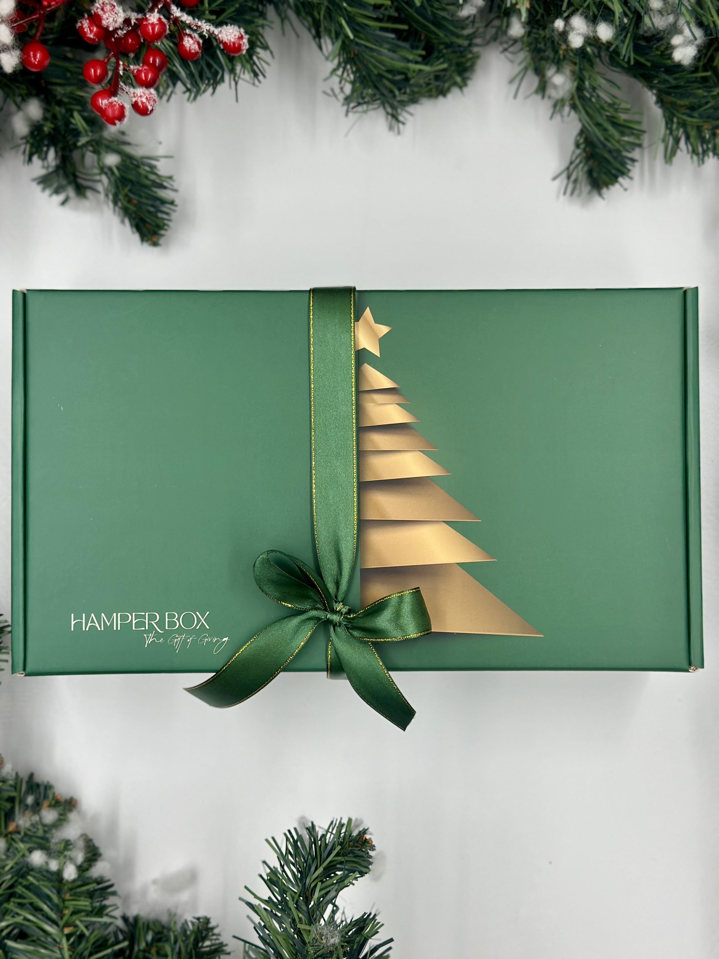 χριστουγεννιάτικο κουτί δώρου HamperBox με χρυσό δεντράκι και πράσινη κορδέλα, εξατομικευμένο εταιρικό δώρο για τις γιορτές