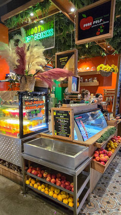 Frische Smoothies und Säfte am bunten Foodstand im Riverside Market in Christchurch