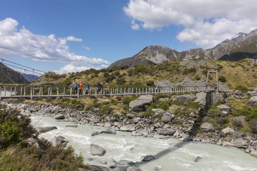 Hängebrücke über den milchig-türkisen Hooker River auf dem Hooker Valley Track im Mount Cook National Park.
