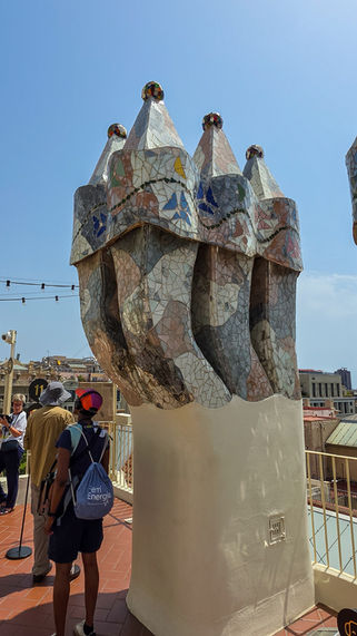 Mosaikverzierter Schornstein auf dem Dach der Casa Batlló mit typischer Gaudí-Architektur in Barcelona.
