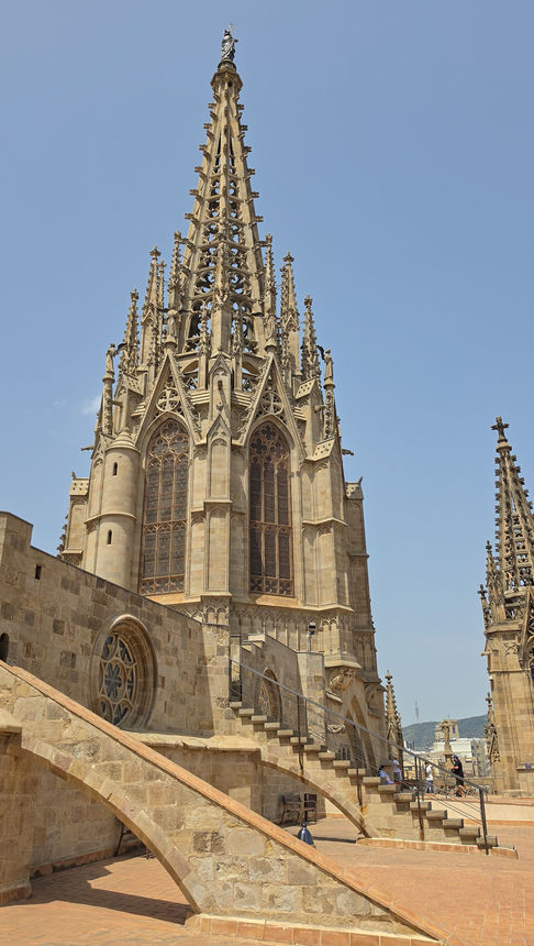 Dachterrasse der Kathedrale von Barcelona mit filigranem Turm und Blick über die Dächer der Altstadt.