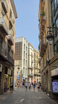 Gasse im Barri Gòtic in Barcelona mit historischen Häusern, Balkonen und mediterranem Altstadtflair.