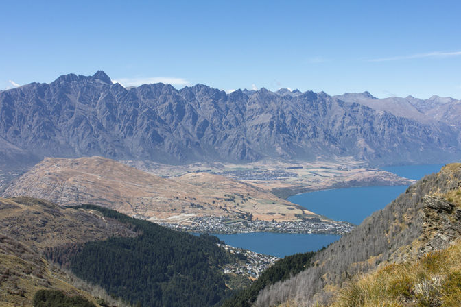 Weite Aussicht vom Ben Lomond Track über Queenstown, Lake Wakatipu und die Bergkette The Remarkables