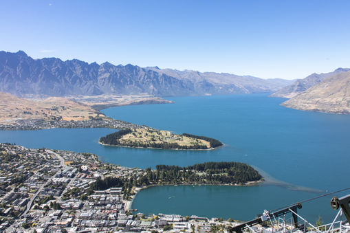 Panoramablick vom Bob’s Peak über Queenstown, Lake Wakatipu und die umliegenden Berge Neuseelands