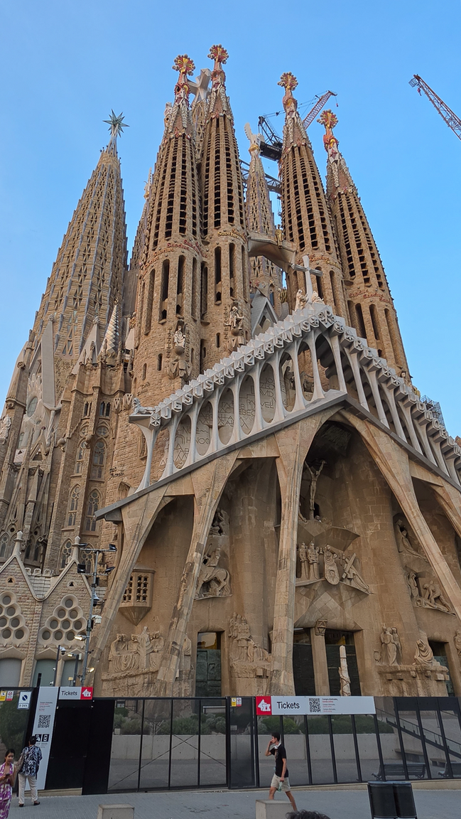 Blick auf die Passionsfassade der Sagrada Família mit den markanten Türmen und Antoni Gaudís einzigartiger Architektur.