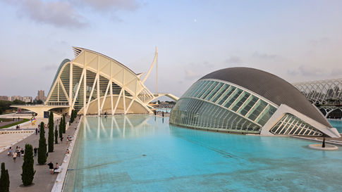 L’Hemisfèric und Museu de les Ciències zwischen türkisfarbenen Wasserbecken in Valencia