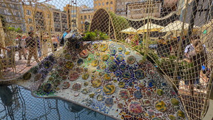 Farbenfrohes Mosaik mit organischen Formen im Innenhof der Casa Batlló, einem Meisterwerk von Antoni Gaudí.