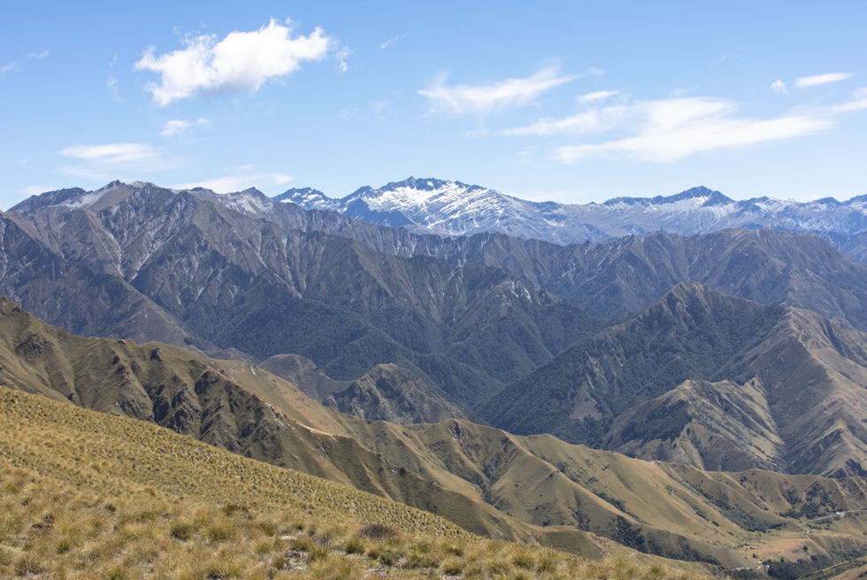 Beeindruckende Bergkette mit schneebedeckten Gipfeln vom Ben Lomond Track bei Queenstown in Neuseeland