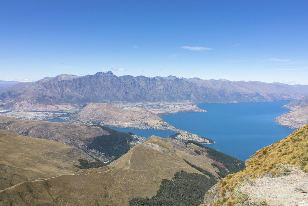 Spektakulärer Blick vom Ben Lomond Track auf Queenstown, Lake Wakatipu und die umliegenden Bergketten