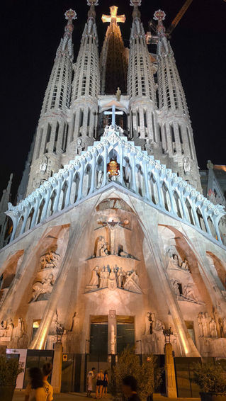 Die beleuchtete Passionsfassade der Sagrada Família bei Nacht mit eindrucksvoller Lichtstimmung in Barcelona.