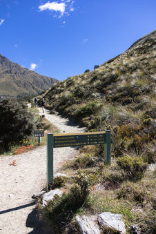 Wegweiser auf dem Ben Lomond Track mit Entfernungen zum Ben Lomond Saddle und Summit bei Queenstown