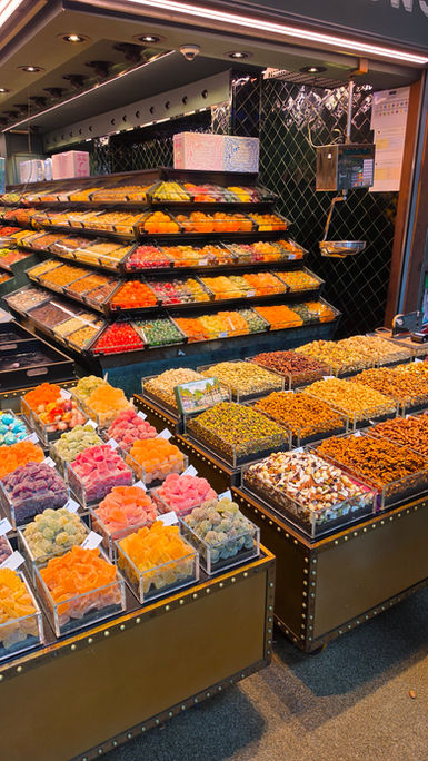 Bunte Auswahl an Trockenfrüchten, Nüssen und Süßigkeiten im Mercat de la Boqueria.