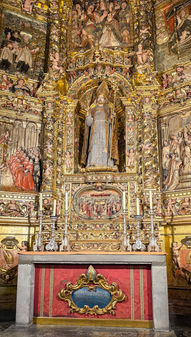 Vergoldeter Seitenaltar in der Kathedrale von Barcelona mit kunstvollen Schnitzereien und Heiligenfigur.