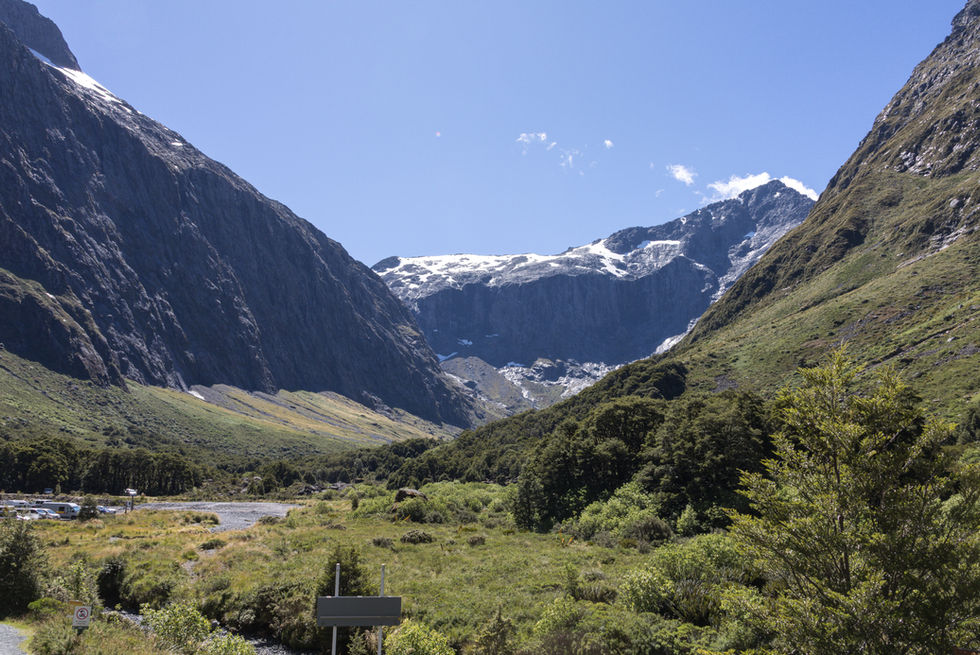 Alpine Berglandschaft bei Monkey Creek an der Milford Road mit schneebedeckten Gipfeln im Fiordland Nationalpark