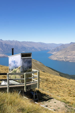 Kleine WC-Hütte am Ben Lomond Track mit weitem Blick über den tiefblauen Lake Wakatipu bei Queenstown