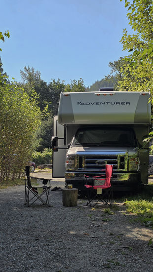 Unser Wohnmobil auf dem schattigen Stellplatz – bereit für den nächsten Reisetag ab Squamish