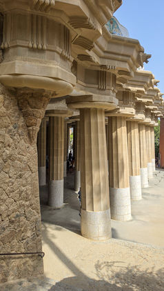 Kolonnaden mit markanten Natursteinsäulen im Park Güell, gestaltet von Antoni Gaudí in Barcelona.