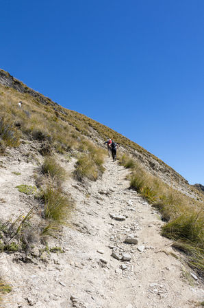 Steiler Aufstieg auf dem felsigen Ben Lomond Track durch die alpine Landschaft oberhalb von Queenstown