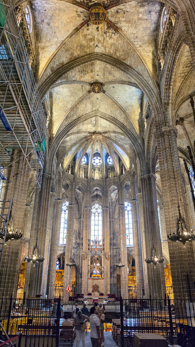 Chor und Altarraum der Kathedrale von Barcelona mit hohen Säulen und eindrucksvoller gotischer Architektur.