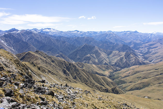 Alpine Berglandschaft vom Ben Lomond Track mit tiefen Tälern und schroffen Gipfeln rund um Queenstown