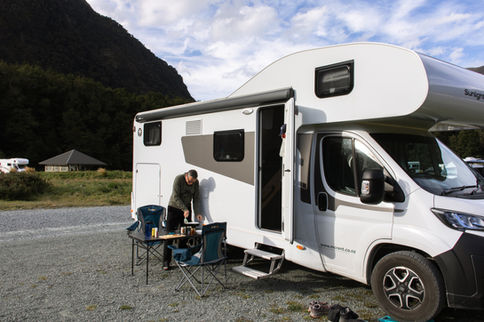 Camper auf dem Campingplatz im Fiordland Nationalpark nach der Wanderung zum Lake Marian in Neuseeland.
