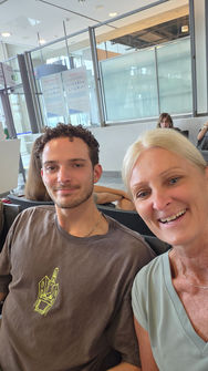 Selfie mit Lukas am Flughafen Stuttgart vor dem gemeinsamen Flug nach Barcelona.