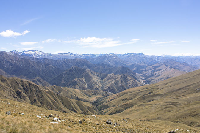 Weites Bergpanorama vom Ben Lomond Track über zerklüftete Täler und Gipfel der Südinsel Neuseelands
